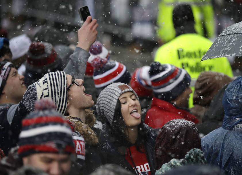 Freddo, neve... Ma chi se ne  accorto, a Boston? Tutti a celebrare la festa dei Patriots dopo il trionfo nel Super Bowl. Ap